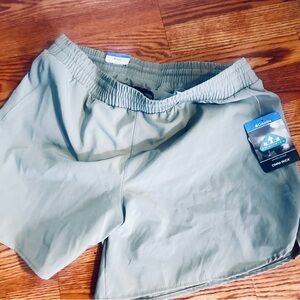 Columbia Men's Green Shorts